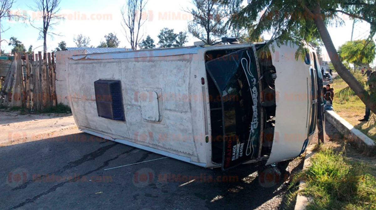Vuelca microbús al sur de Morelia