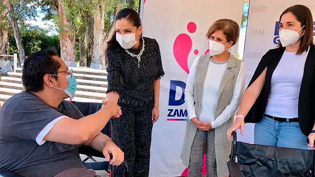 En Zamora, personas con discapacidad motriz reciben sillas de ruedas