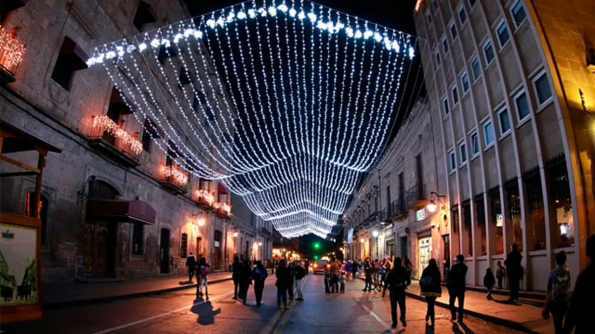 ¡Ya huele a Navidad! Colocan luces navideñas en el centro de Morelia