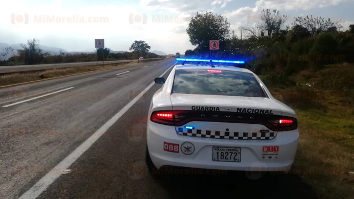 Normalistas liberan carretera Morelia-Pátzcuaro