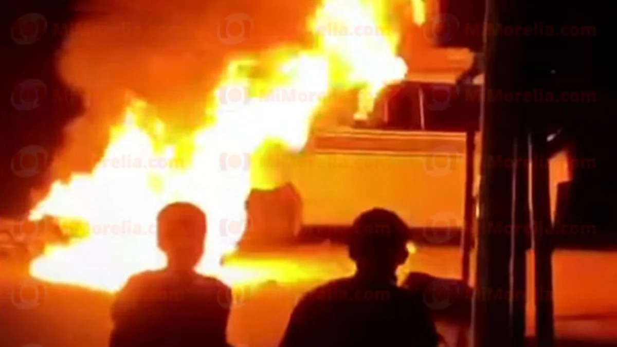 Motociclista muere en el fuego tras chocar contra combi, en LC