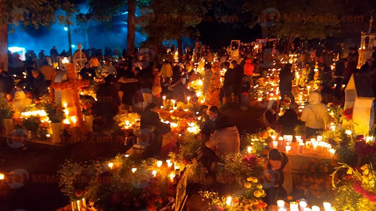 Después de un año, Tzurumútaro reabre panteón a turistas en Noche de Muertos