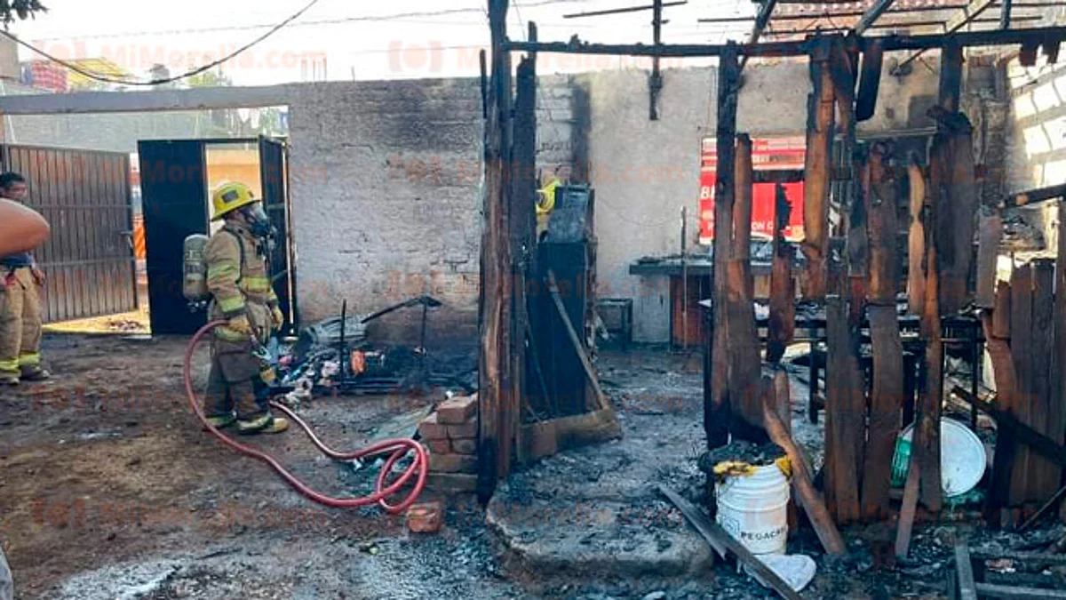 Incendio consume vivienda en Tangancícuaro; mujer sufre quemaduras