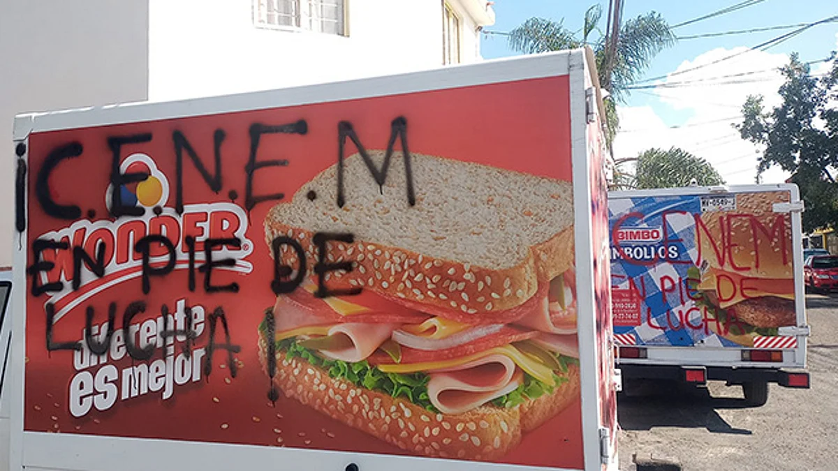 En Morelia, egresados normalistas vandalizan vehículos; exigen plaza base