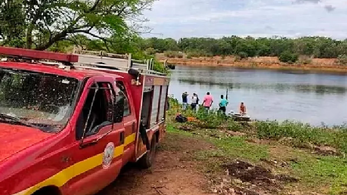 Dos de los hombres consiguieron nadar hasta la orilla y salir del lago, pero el otro pescador fue atacado por los peces carnívoros