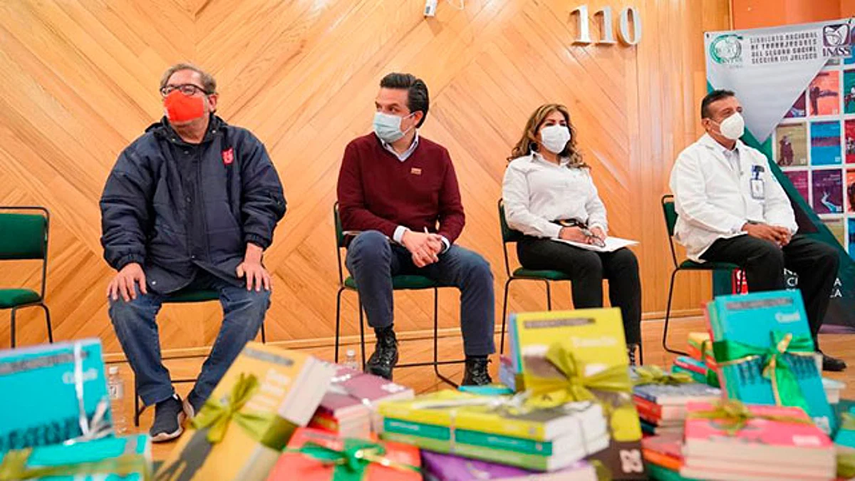 Recibe personal del IMSS libros de la colección “21 para el 21”