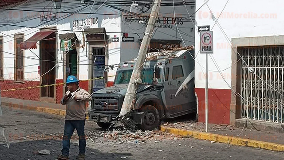 Camioneta de valores tira poste de la CFE en Tacámbaro