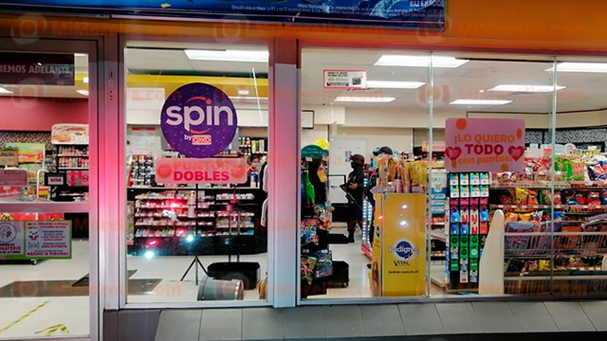 Cajera de Oxxo es baleada durante robo, en Uruapan