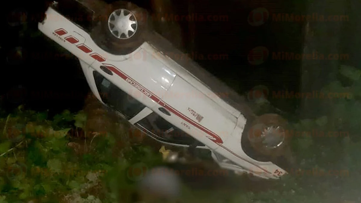 Taxista de Morelia muere tras volcarse en su vehículo a un barranco