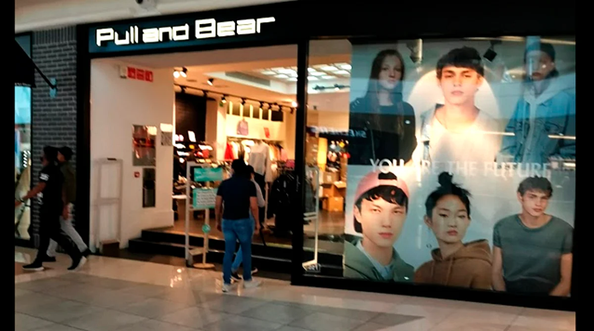 PULL AND BEAR remata tienda con -50%