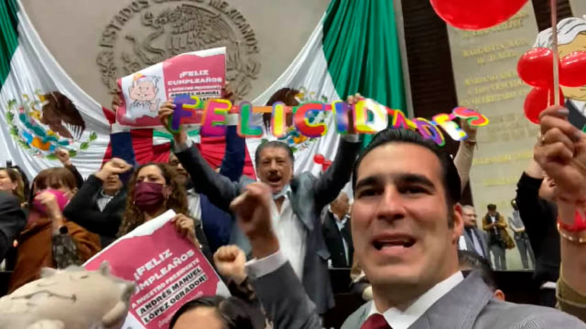 Diputados le cantan las mañanitas a AMLO por su cumpleaños 68