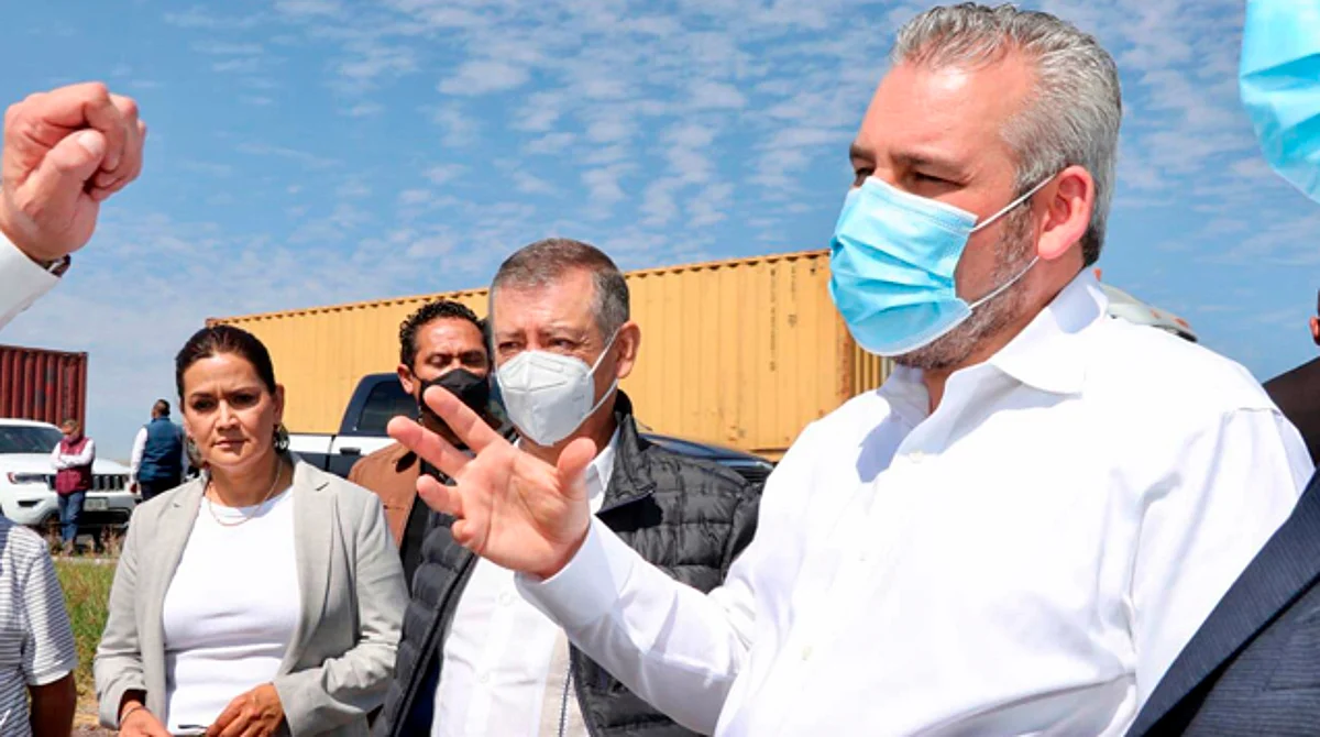 Bedolla donaría predio para mejorar distribución de medicina en Michoacán