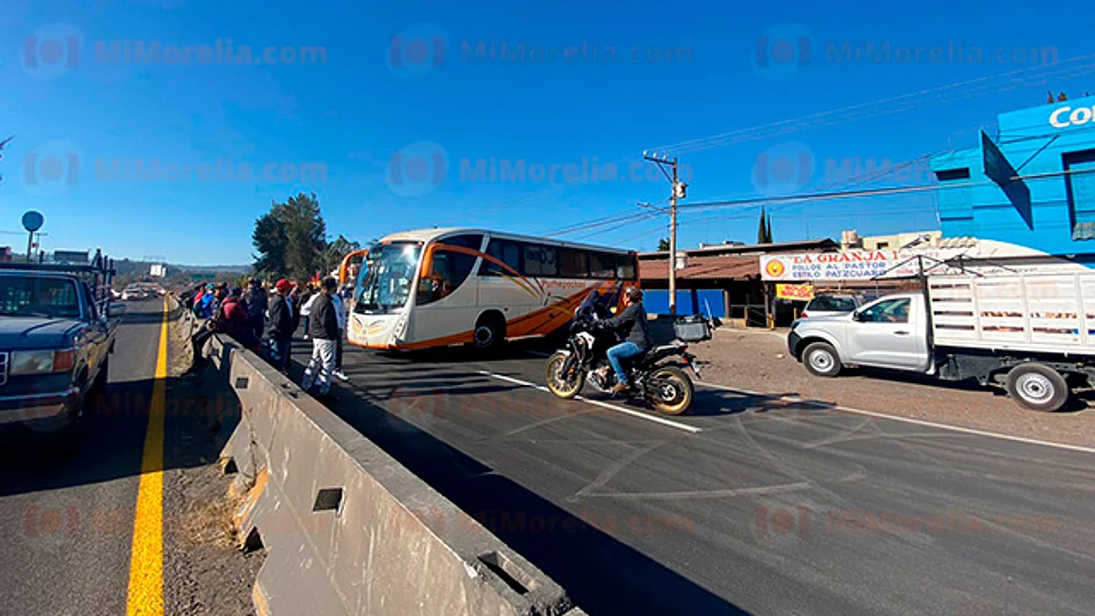Por segundo día, profesores bloquean en Morelia la salida a Pátzcuaro