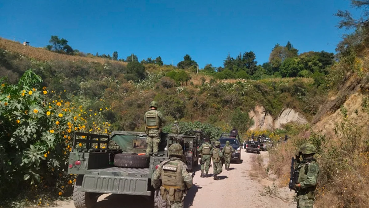 Michoacán: detienen a cuatro hombres mientras abandonaban un cadáver