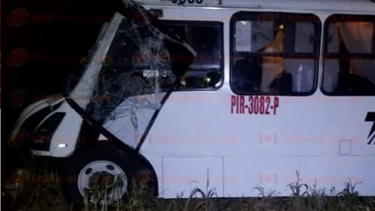 Vuelca camión de transporte de personal en Puruándiro; hay 10 heridos