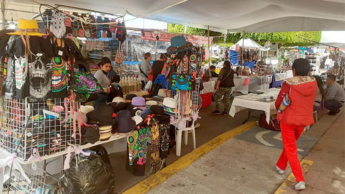 Artesanos de Pátzcuaro logran espacio para ofertar sus mercancías