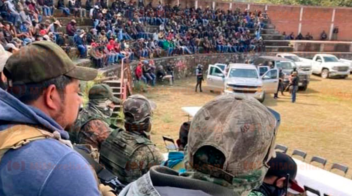 Llega Pueblos Unidos en 50 camionetas y con armas a Ziracuaretiro, Michoacán