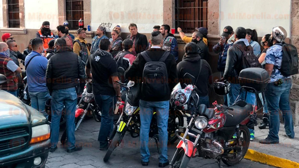 Motociclistas protestan ante posible prohibición de trasladarse en pareja