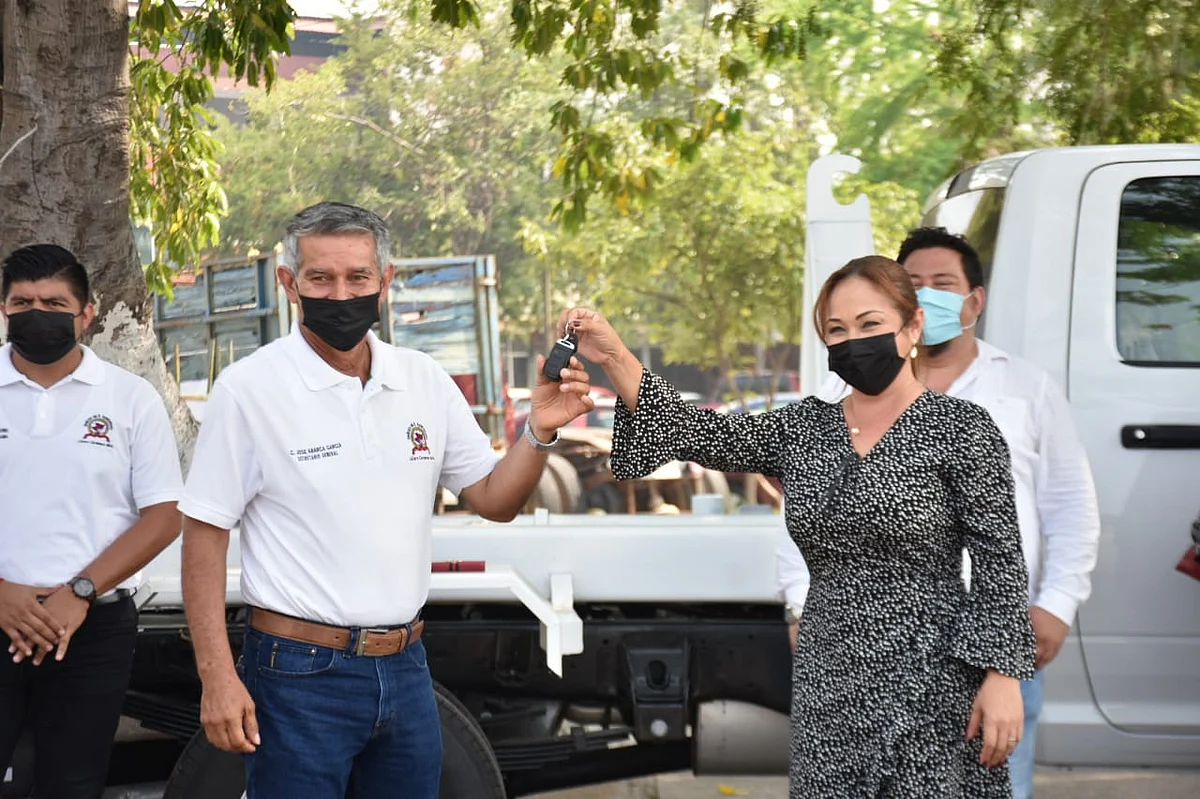 Itzé Camacho entrega nuevo vehículo para recolección de basura en LC