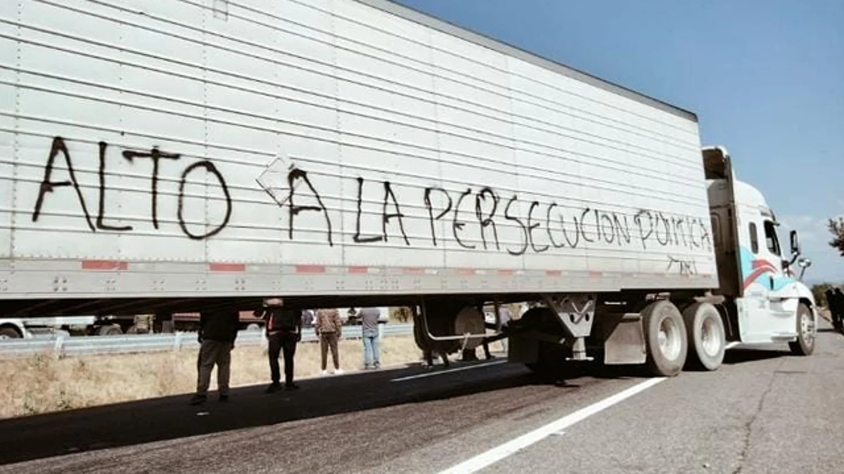 Reportan bloqueo de normalistas en Morelia