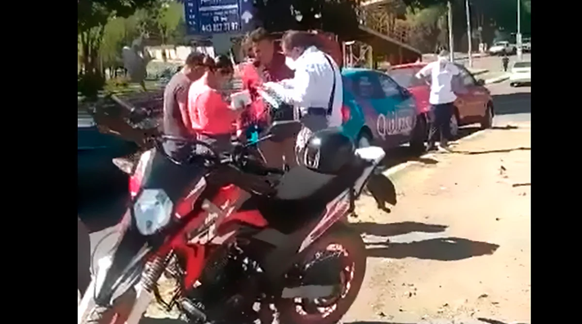 Auto atropella a motociclistas, en Morelia