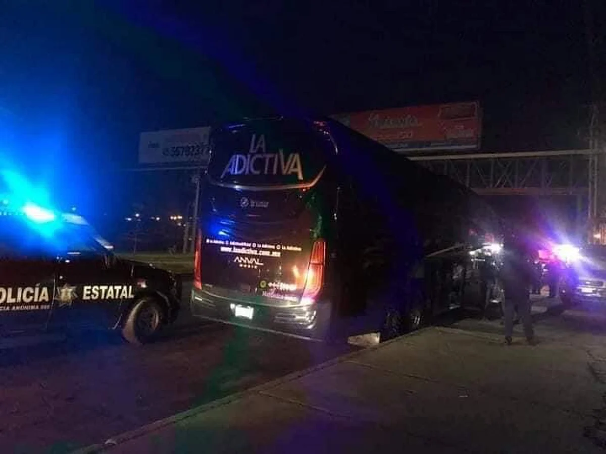 Atacan a balazos autobús de La Adictiva en carretera de Edomex
