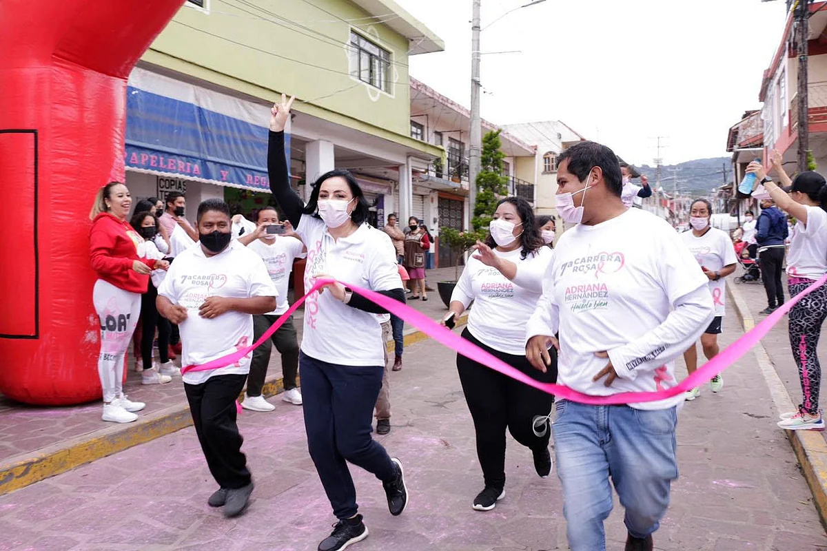 Cierra Adriana Hernández “mes rosa” con carrera atlética en Tingambato