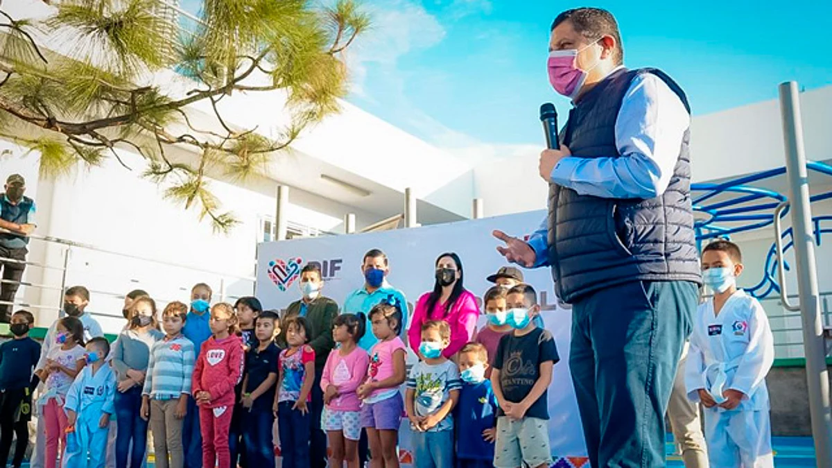Nacho Campos, edil de Uruapan, entrega área infantil en El Milagro