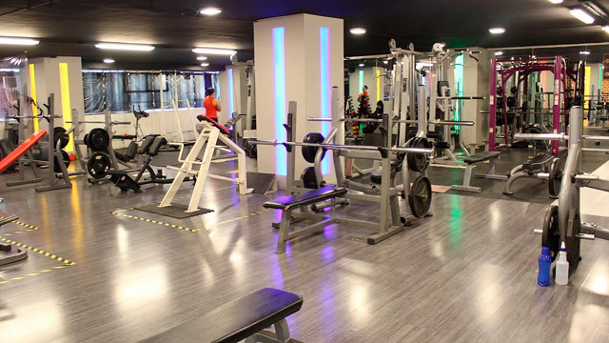 Joven fisicoculturista muere tras caerle 300 kilos en la cara en gimnasio