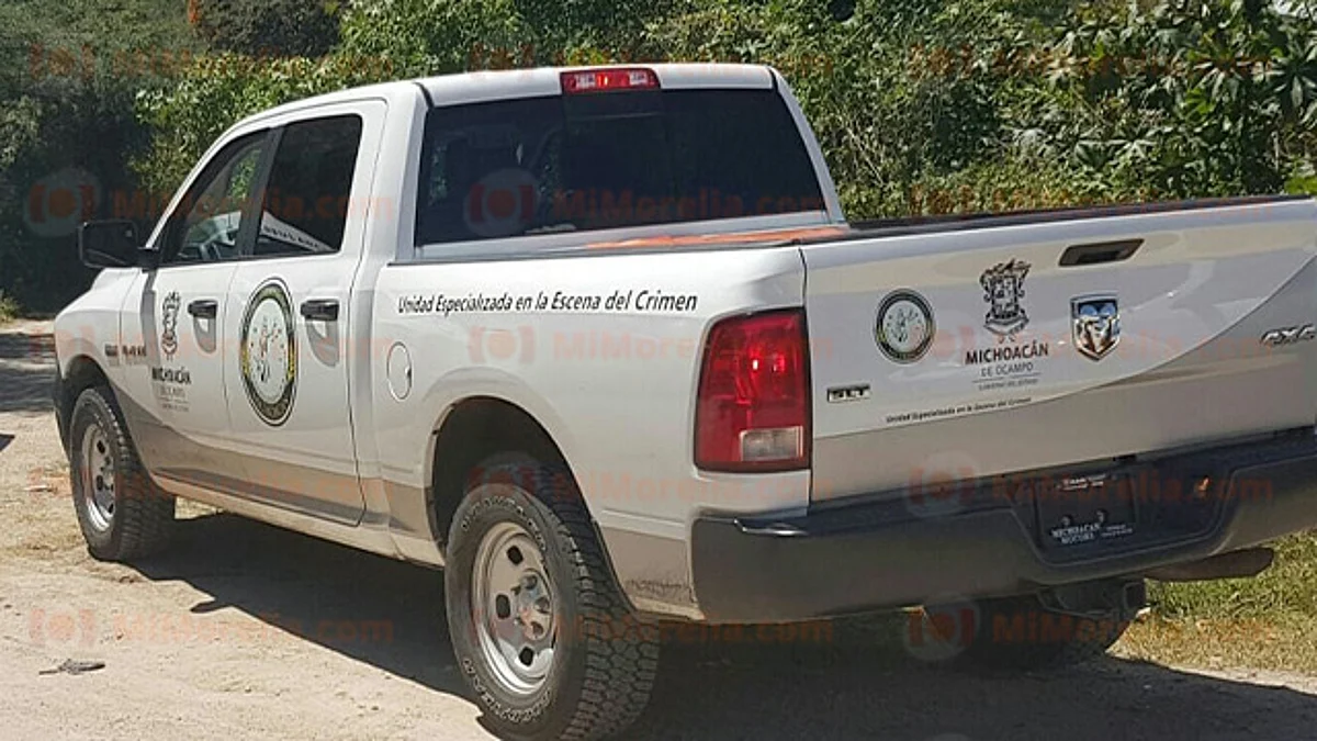 Hallan cadáver maniatado a la orilla de la carretera Morelia-Zinapécuaro