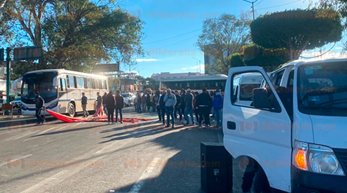 Morelia padece 4 bloqueos de normalistas este jueves