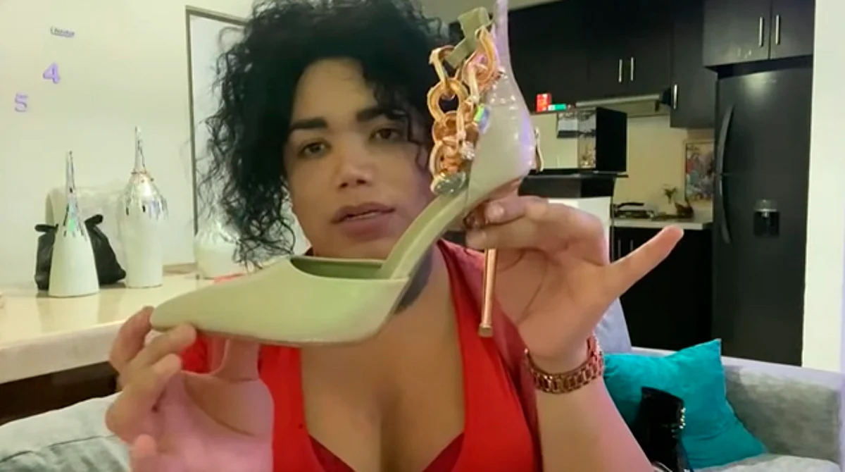 Paola de "Las Perdidas" lanza zapatillas para pies grandes