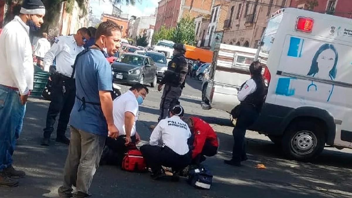 Vehículo que circulaba a alta velocidad atropella a hombre en Morelia