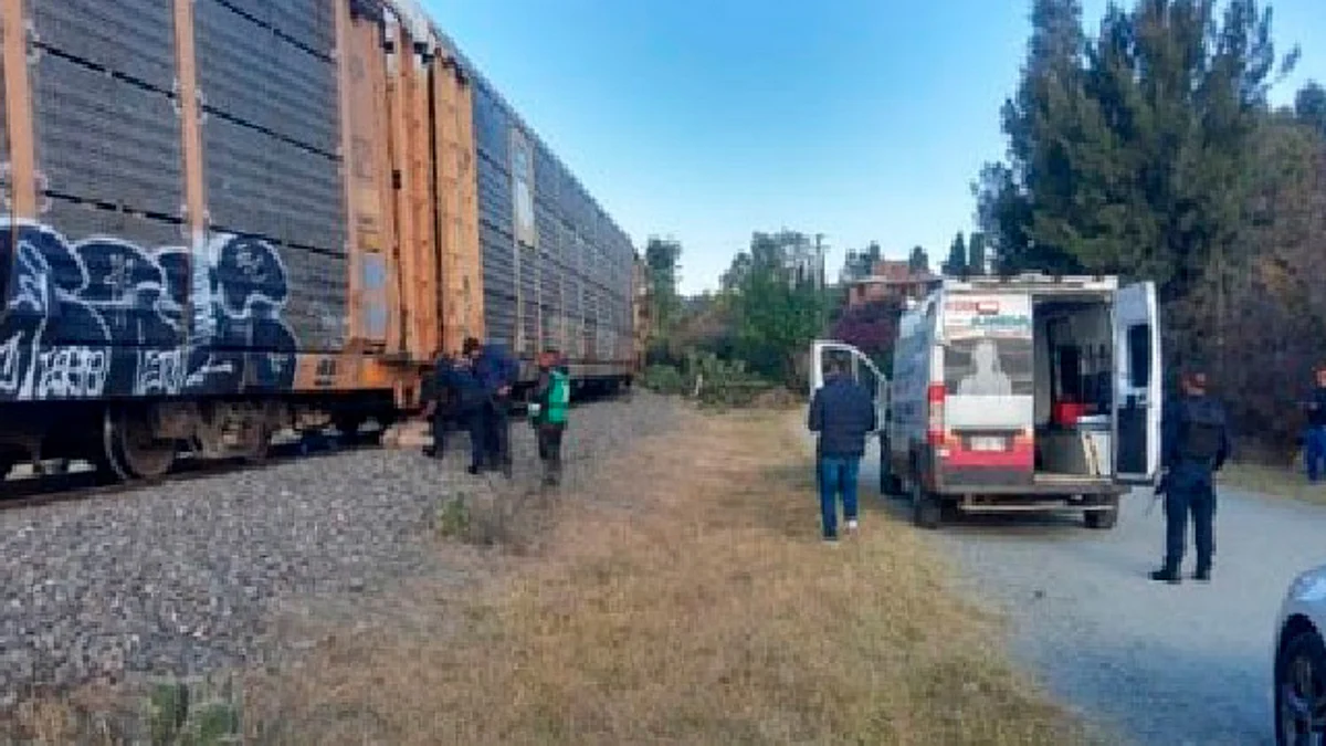 Policía cae de camioneta que intentó ganarle el paso al tren y muere