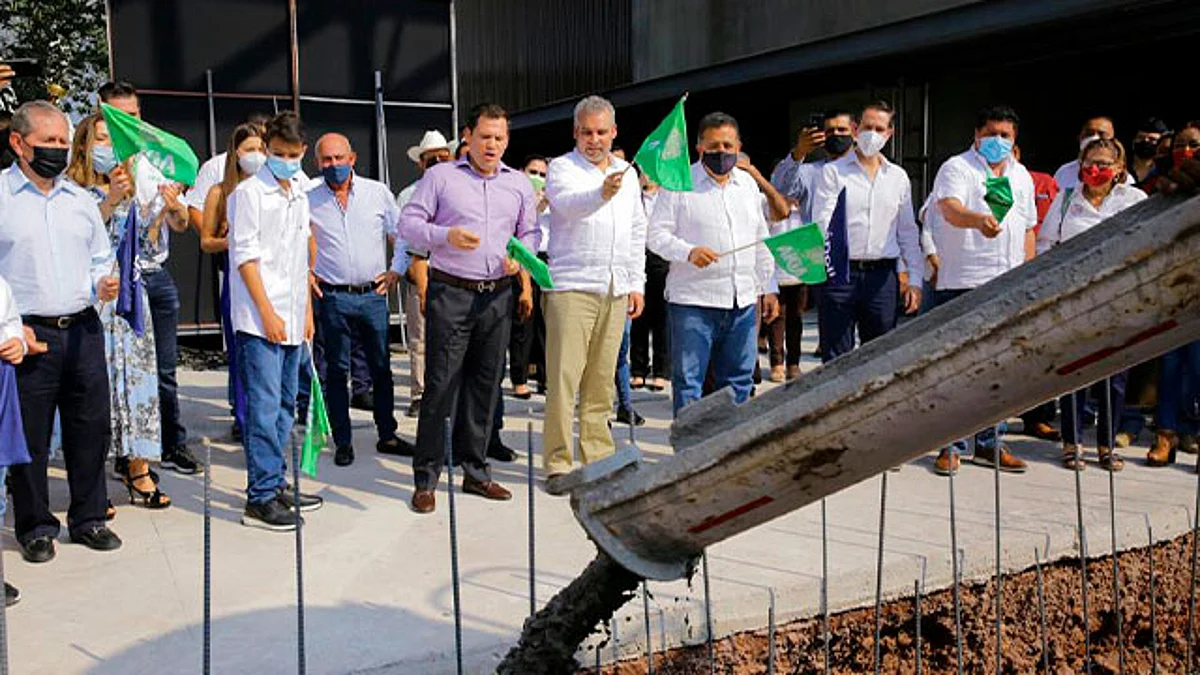 Apatzingán fortalece inversión; Bedolla coloca primera piedra de Cinépolis