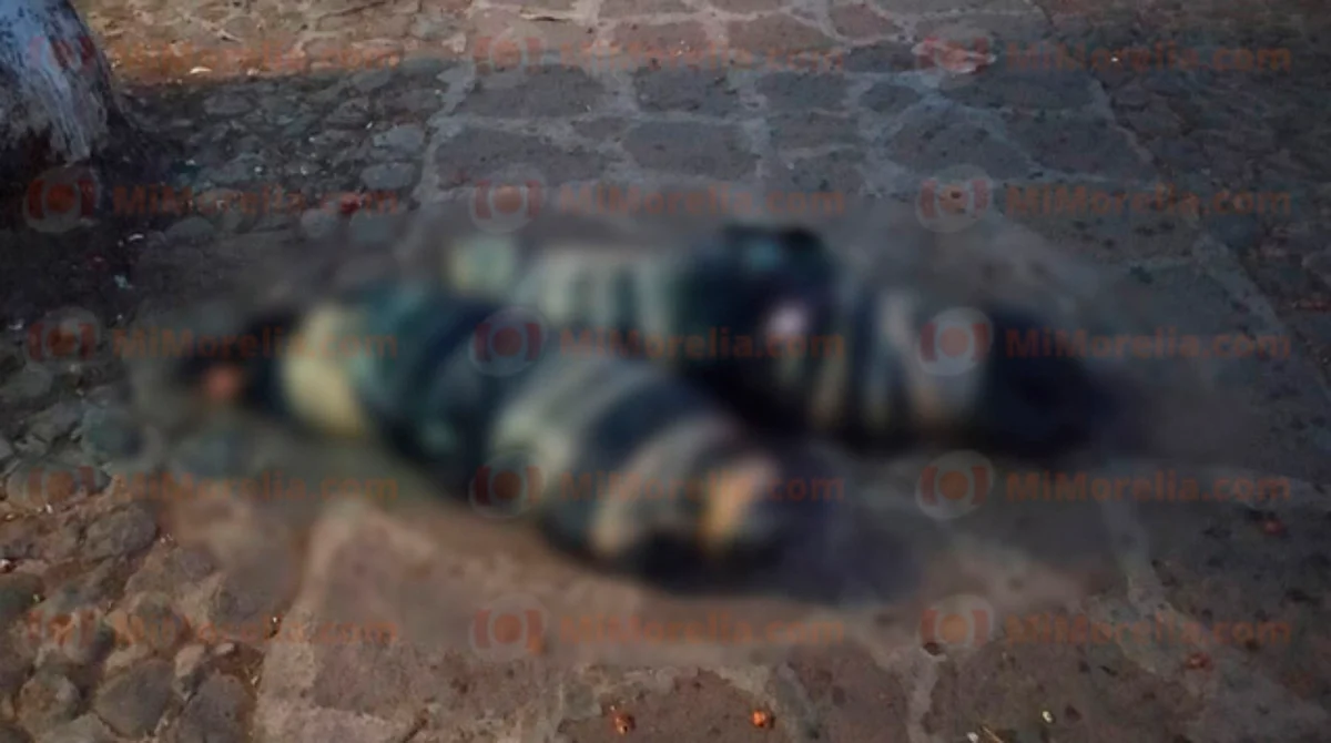 Abandonan 2 cuerpos embolsados en plena plaza de Michoacán