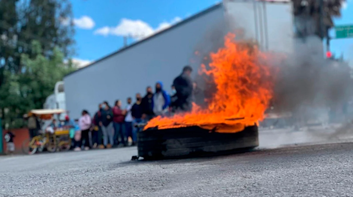 Con quema de llantas se manifiestan egresados normalistas en Morelia