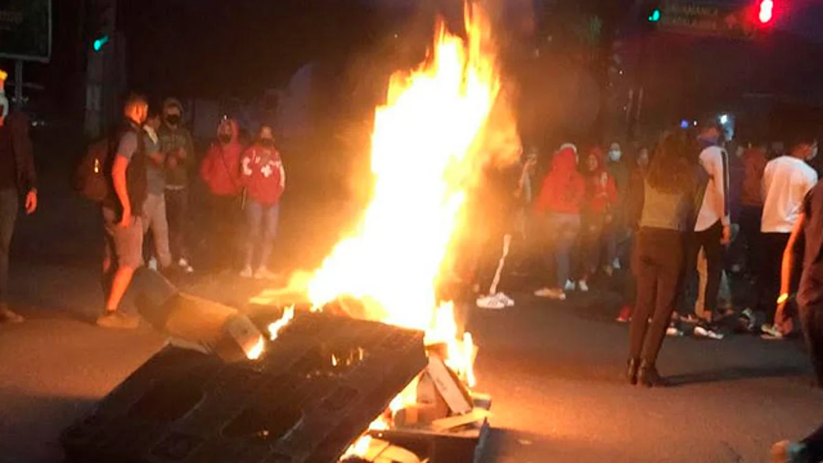 Manifestantes se mueven al Infonavit y queman objetos
