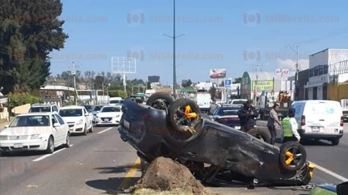 VIDEO: vuelca automóvil en Morelia; hay heridos