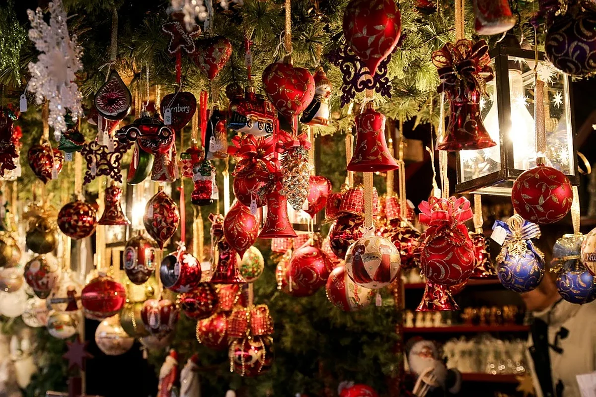 Multan a familia por poner adornos navideños “antes de la fecha oficial”