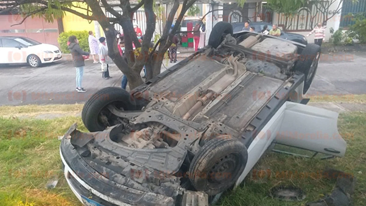 Vuelca automóvil cerca del libramiento norte, en Morelia