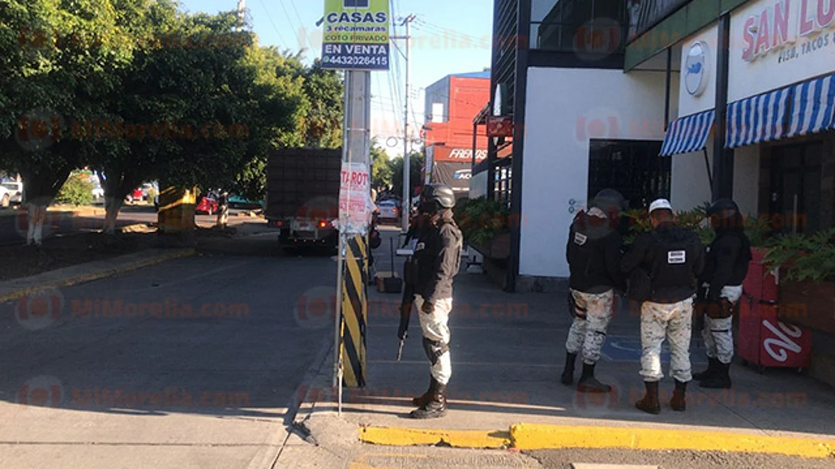 Atacan a balazos a dos policías afuera de un bar en Morelia