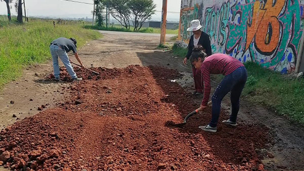 Ante falta de presupuesto federal; morelianos ponen de su bolsa para mejorar las calles