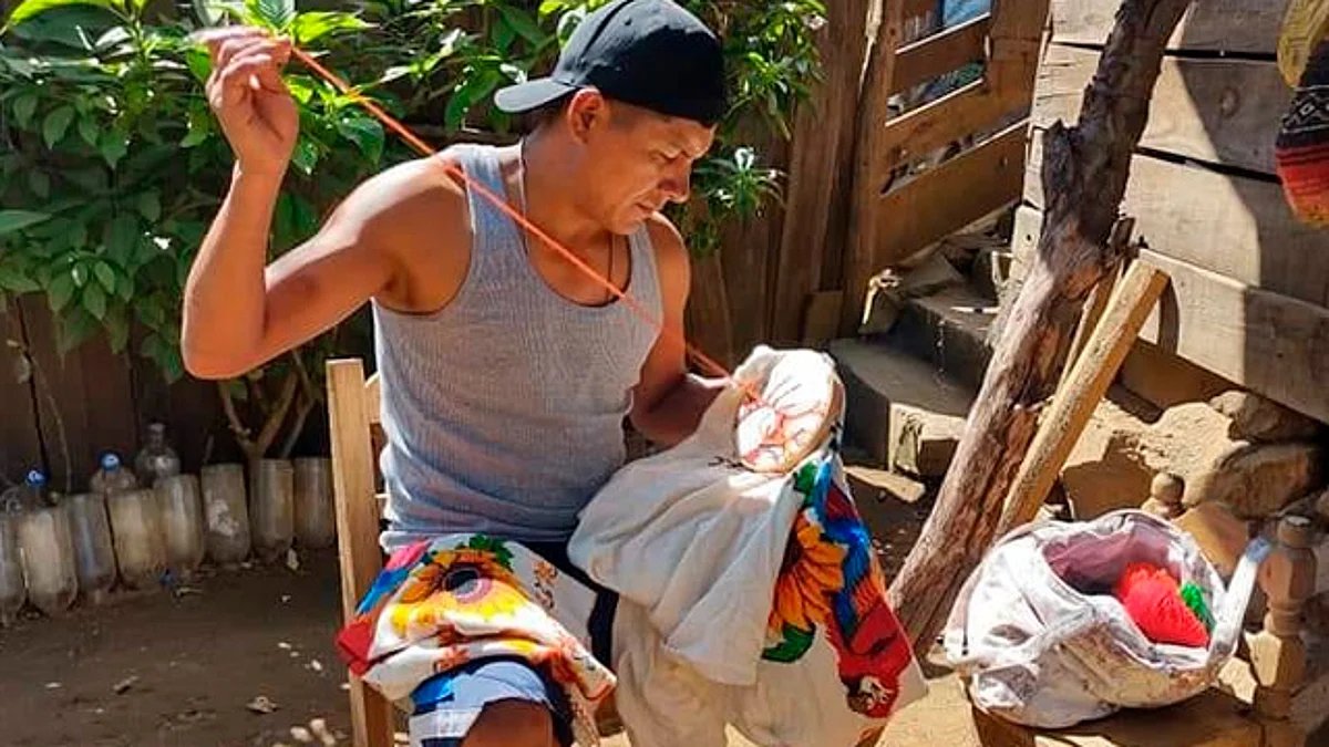 Hombre de Ocumicho realiza bordados purhépechas y se viraliza