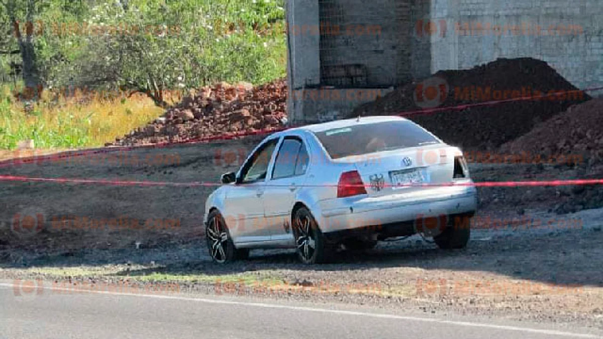 Hallan a otro hombre ejecutado dentro de un auto, en Zamora