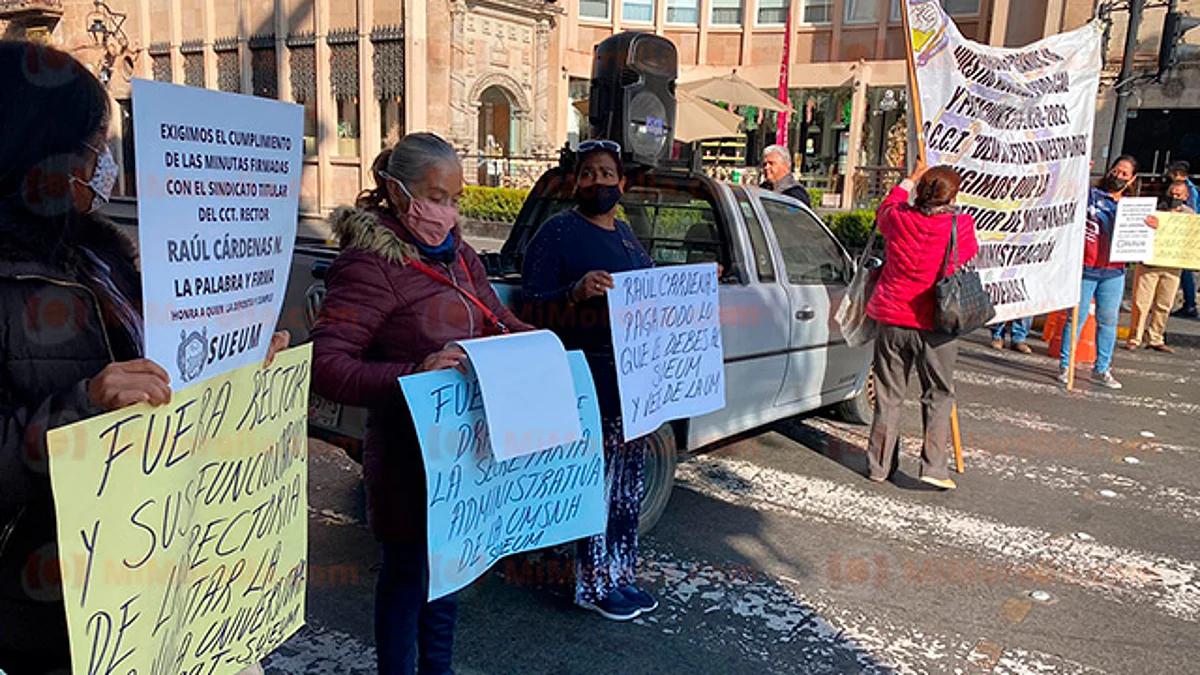 Protesta SUEUM
por presuntos adeudos y despidos injustificados, en Morelia