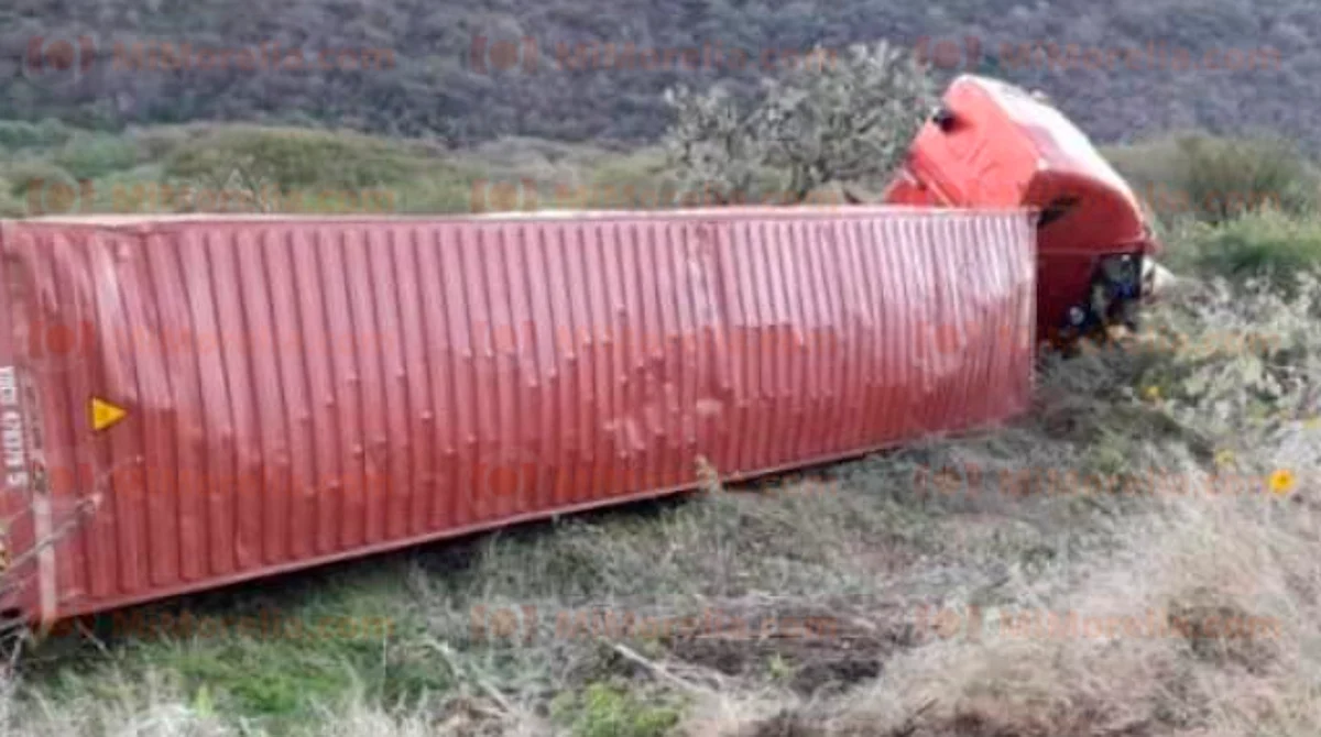 Vuelca tráiler en su trayecto, en Michoacán