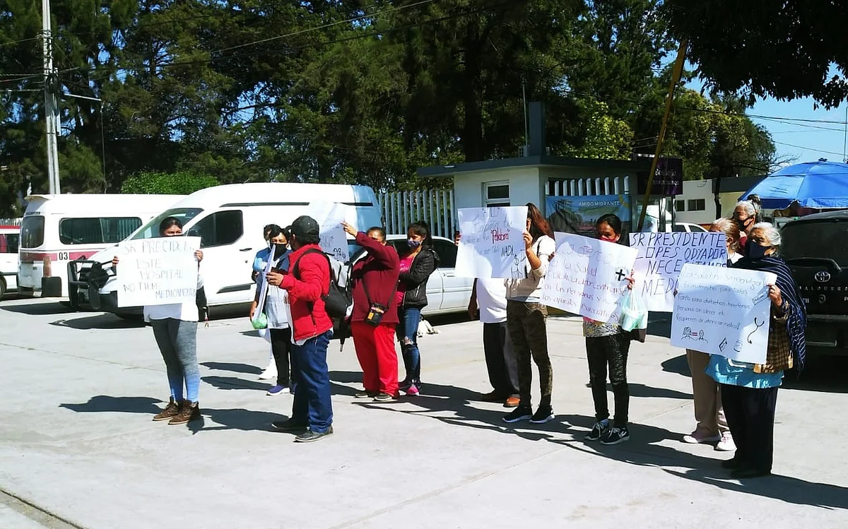 Con cadena humana maravatienses exigen suministro de medicamentos