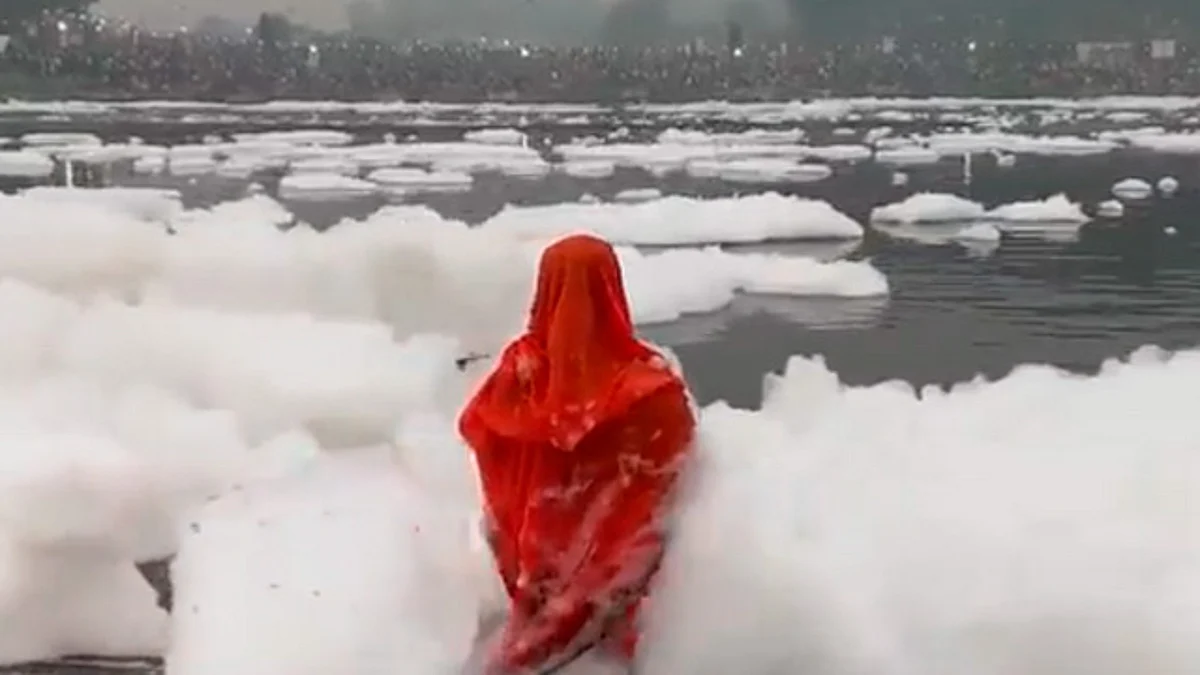 Devotos se bañan en río con espuma tóxica, en India