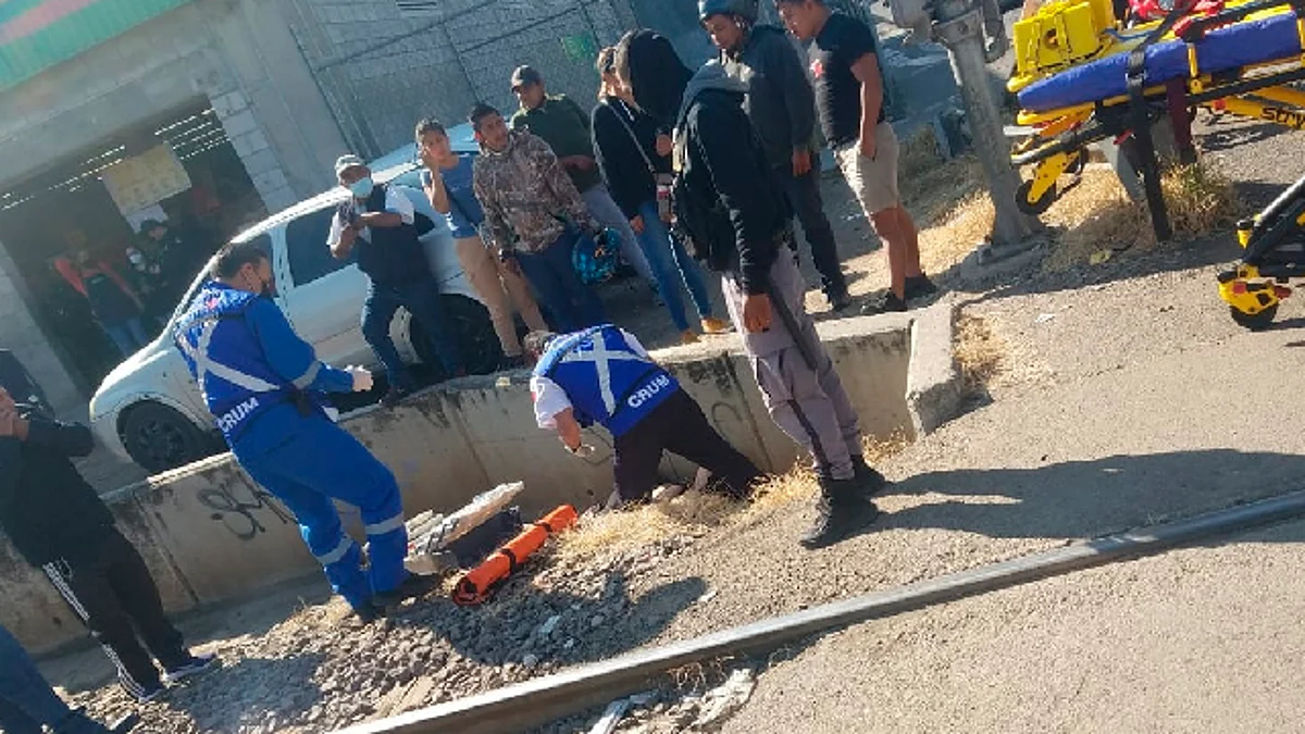 Morelia: mujer quiso ganarle al tren, pero tropezó y casi termina en tragedia